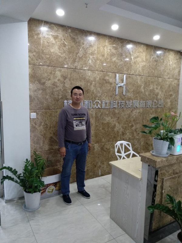 雨中的伞的第一张照片--扬州相亲服务中心
