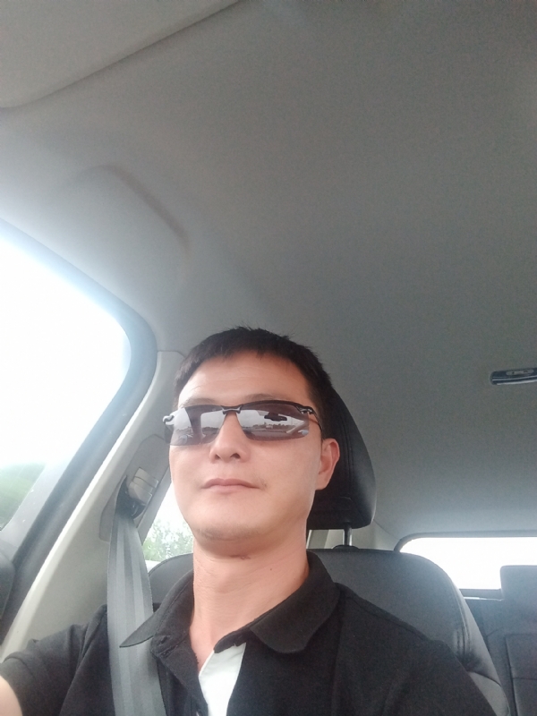 孤独的男人的第一张照片--扬州相亲服务中心