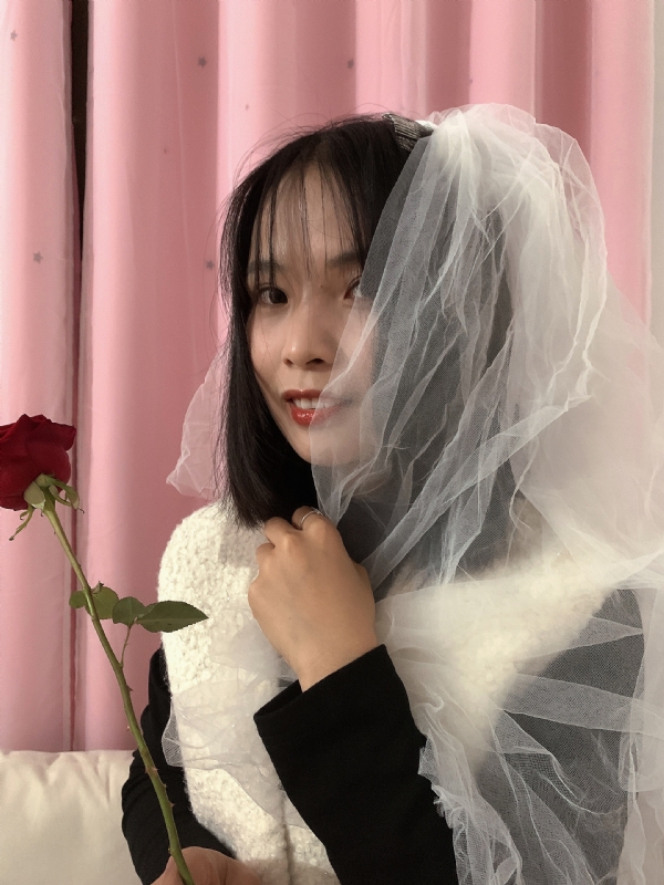 持紫菜包饭的女孩的第一张照片--扬州相亲服务中心