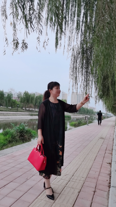 周本玲的第一张照片--扬州相亲服务中心