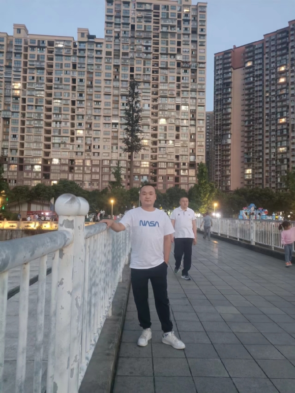 寂寞的男人的第一张照片--扬州相亲服务中心