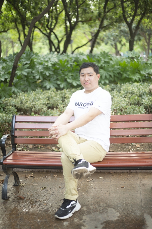 抱着鱼睡觉的猫的第一张照片--扬州相亲服务中心
